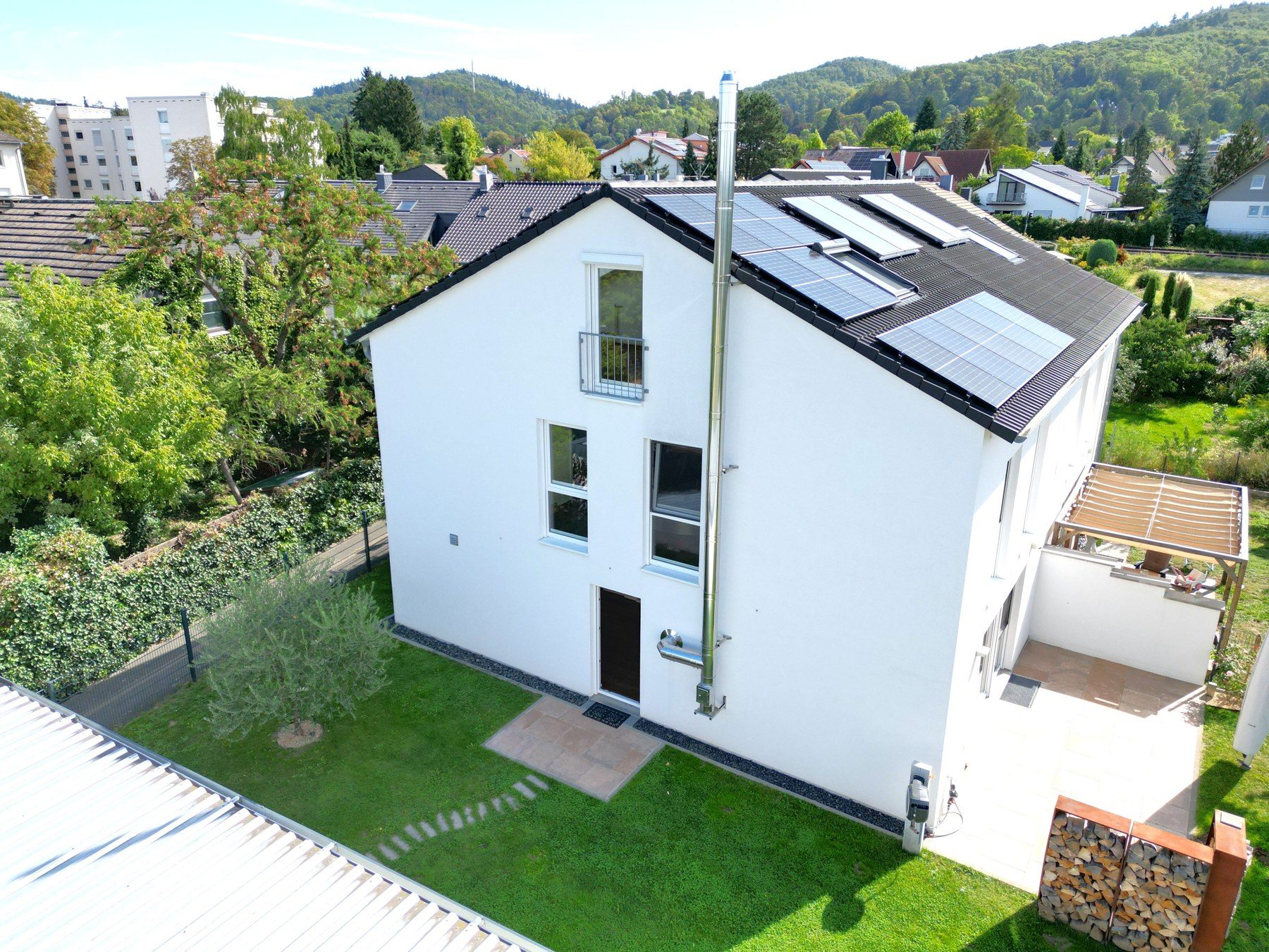 Seitenansicht mit PV-Anlage