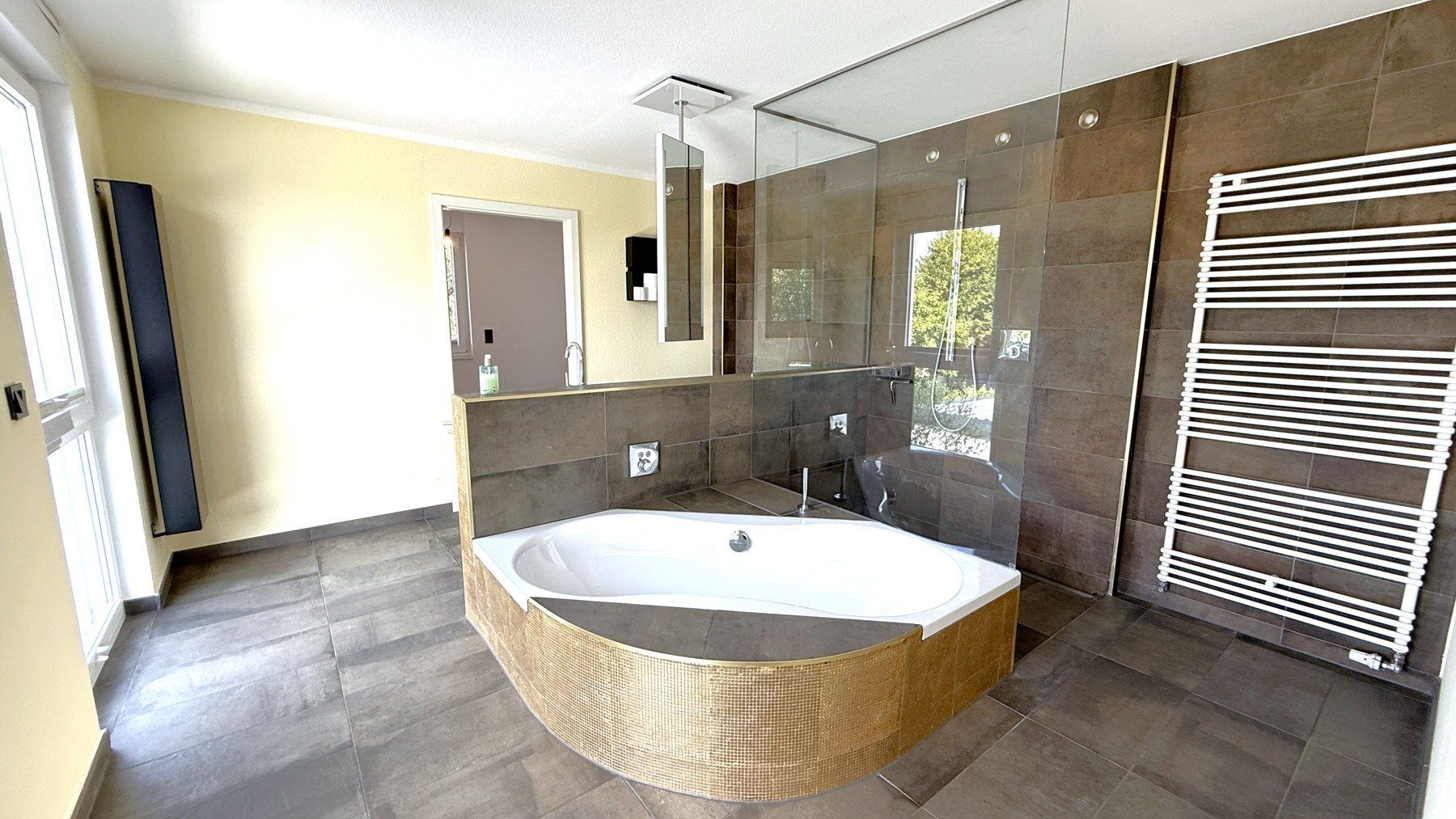 Großzügiges Badezimmer