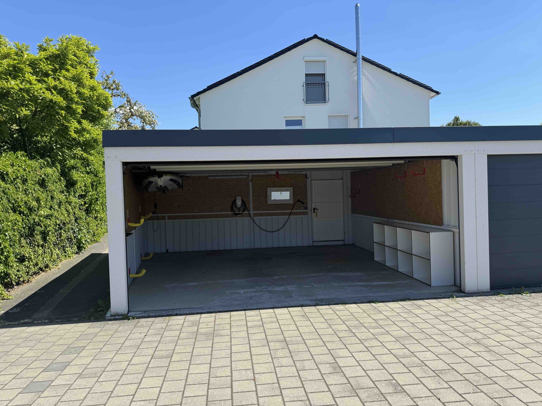 Doppelgarage von außen